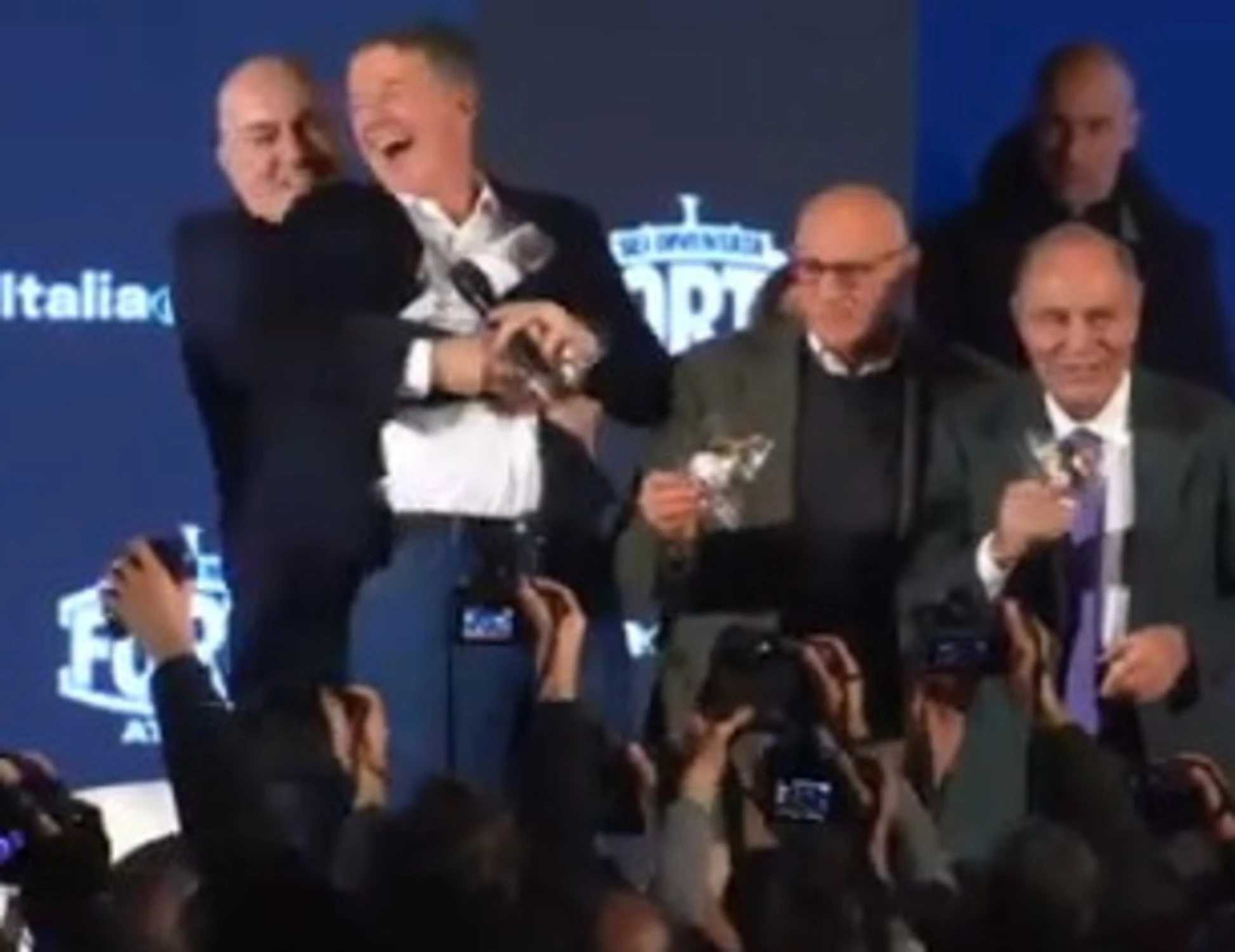 Atreju, Matteo Renzi portato via di peso da Guido Crosetto: cosa è successo