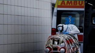 Coronavirus, Roma allo sbando: "Ambulanza, in lista d'attesa al numero 130. Come moriamo in casa"