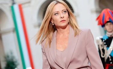 Giorgia Meloni, la replica dopo la menzogna: "Volo di Stato? No, regalo a mia figlia". E Querela