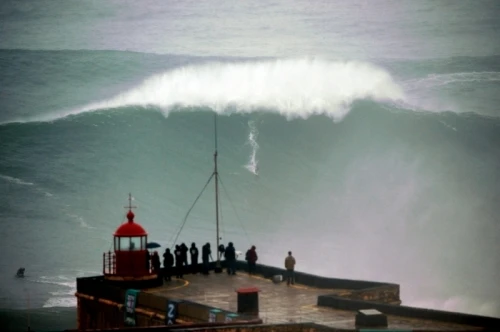 Il surfista brasiliano cavalca l'onda di 30 metri: follia in Portogallo
