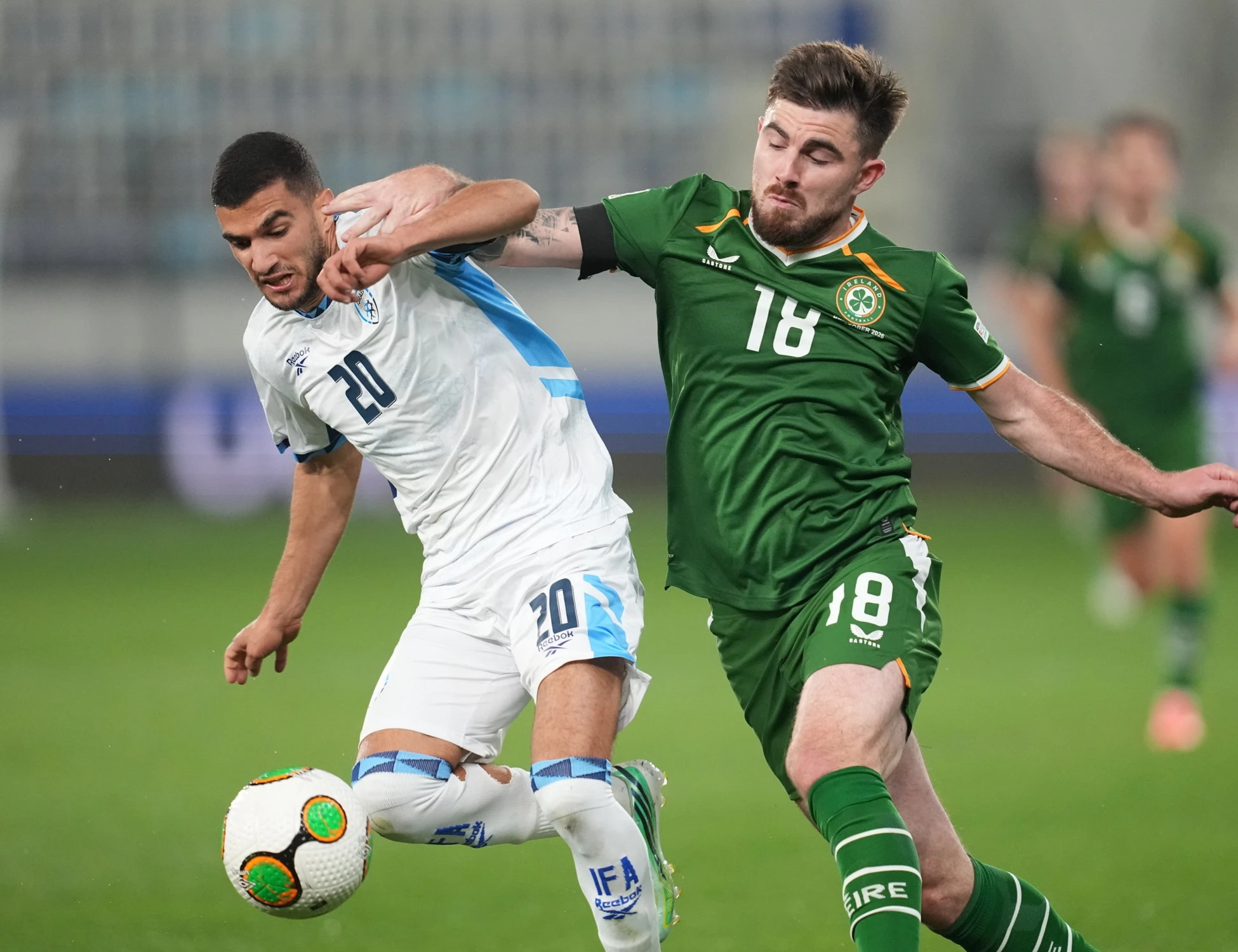 Irlanda-Israele, non si placano le polemiche: teste basse, fasce a lutto e sputi