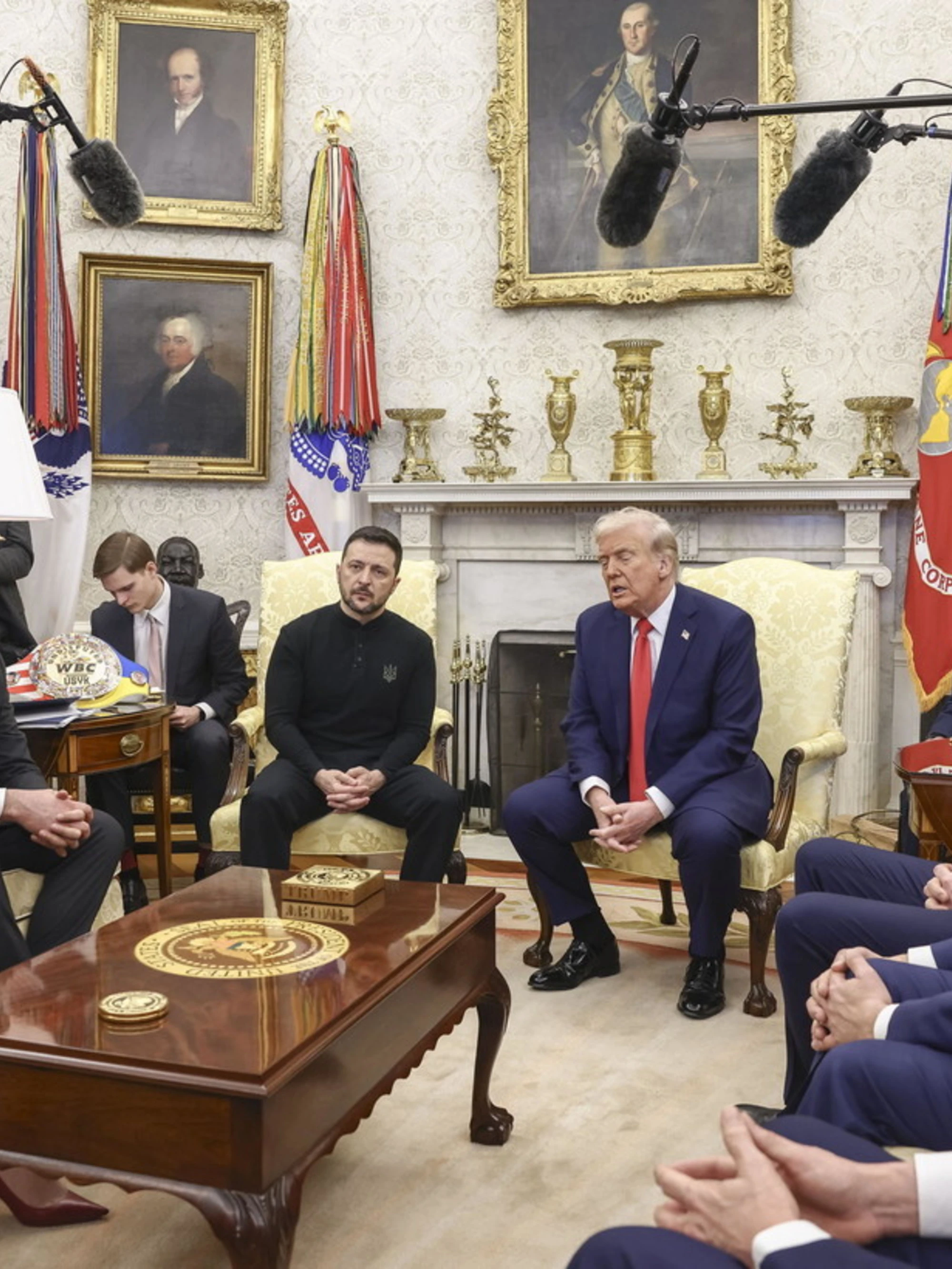 Zelensky, la rivelazione-choc un mese dopo la rissa con Trump: "Non so che fine ha fatto quel regalo"