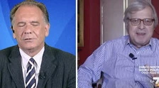 Cecchi Paone e Sgarbi si insultano: "Lo carezzi", "Tu cag*** in tv"