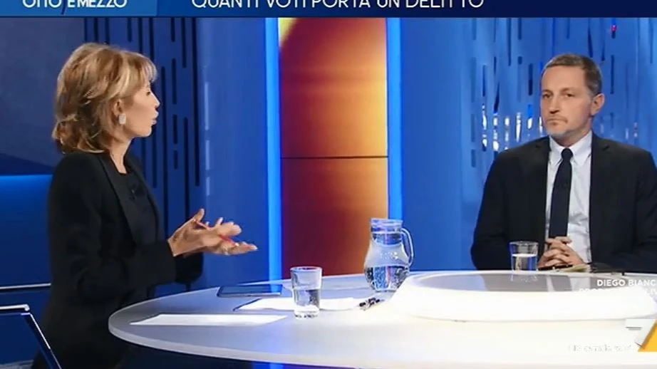 Luca Sacchi, a Otto e mezzo la Gruber e Giannini contro Salvini: "Capitan Mitraglia è un fuoriclasse..."