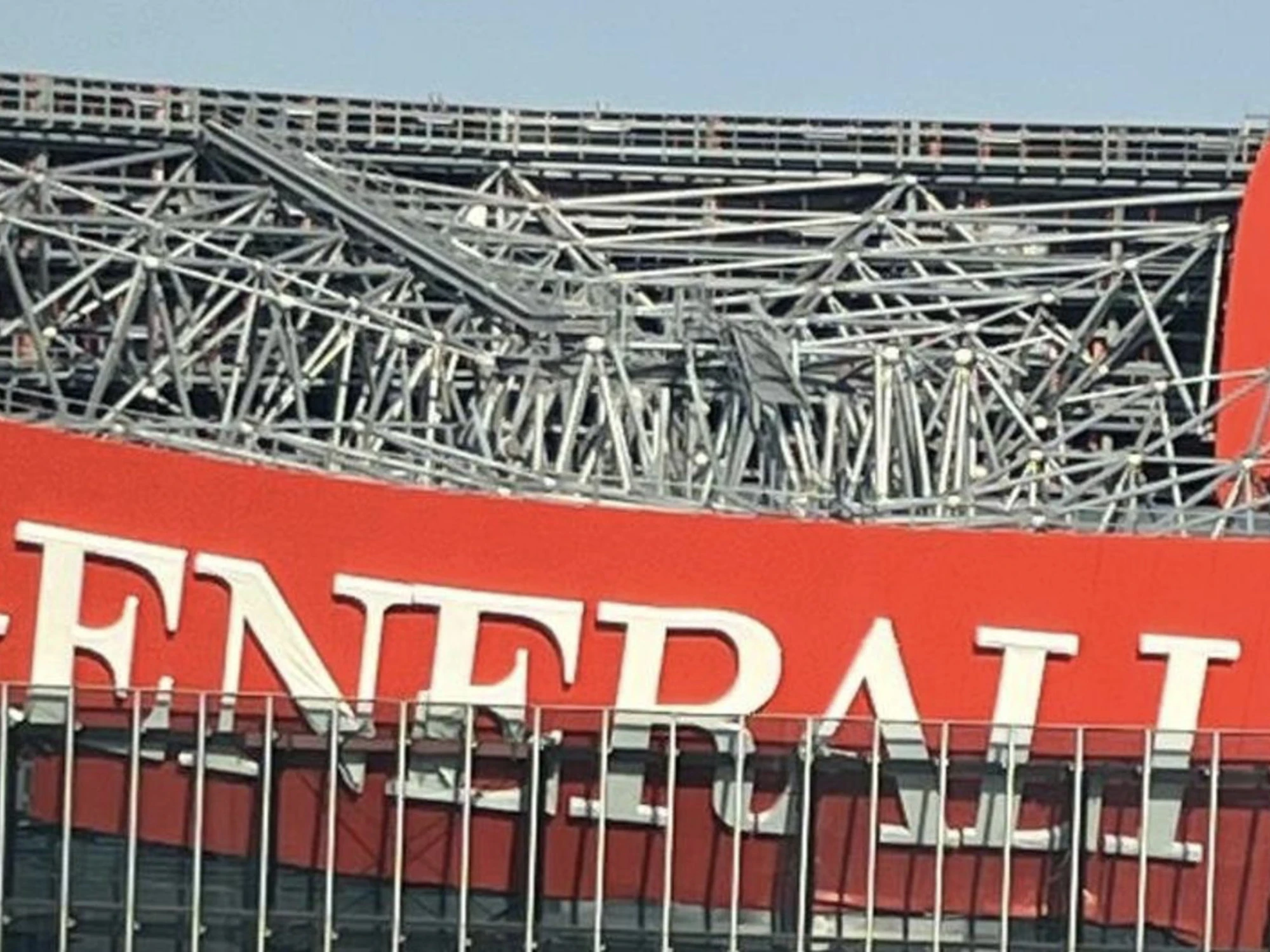 I pompieri smentiscono il Pd: "Il caldo non c'entra nulla sul crollo dell'insegna Generali"