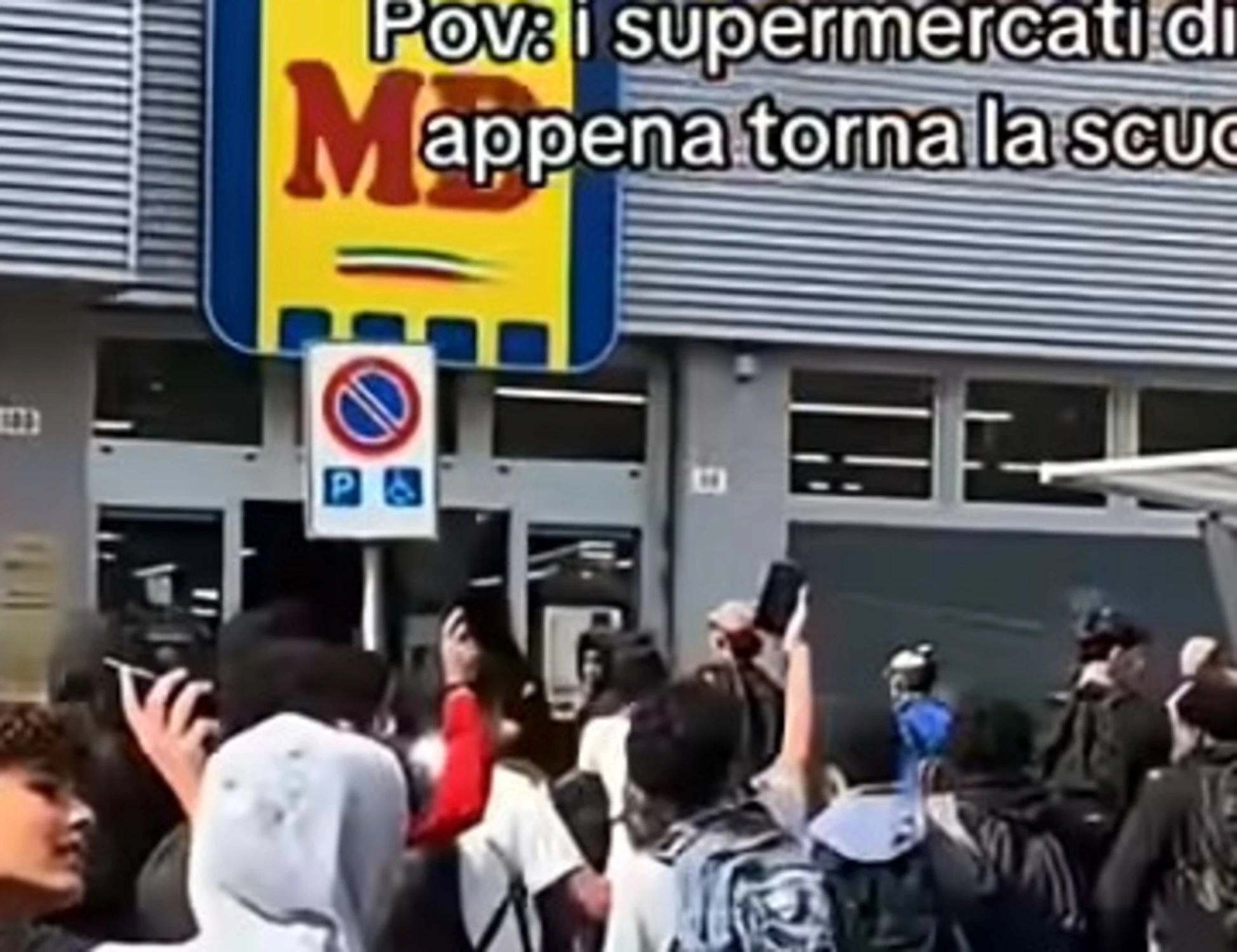 Modena, i maranza saccheggiano il supermercato? Non si pentono e sbeffeggiano gli inquirenti