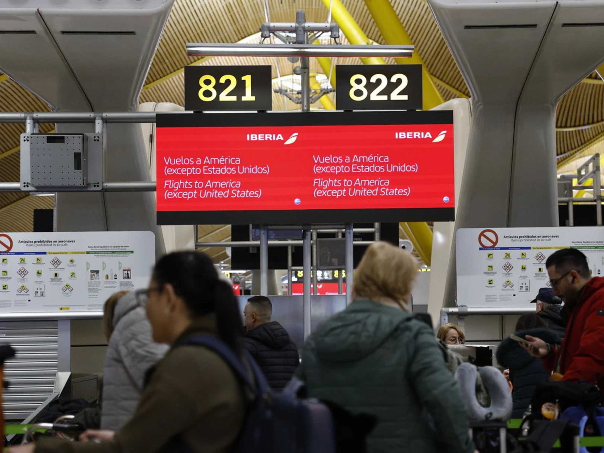 Iniziata la pagliacciata di Sanchez: cosa chiedono agli italiani in aeroporto in Spagna