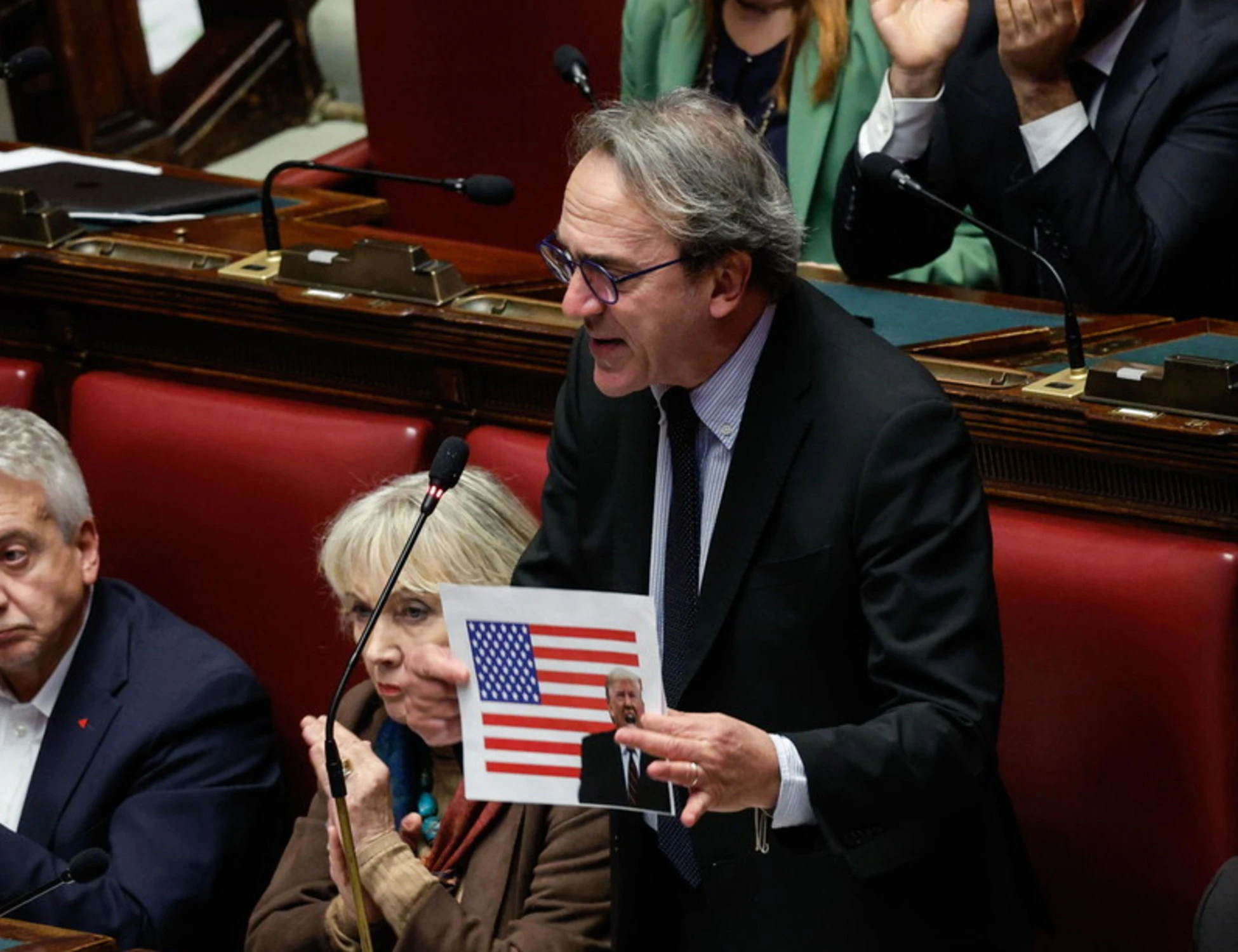 Bonelli, sciacallata contro Meloni: "Da cosa fugge". E FdI lo zittisce