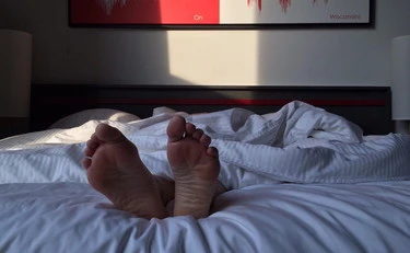 Sonno, la posizione da evitare quando dormi: i rischi