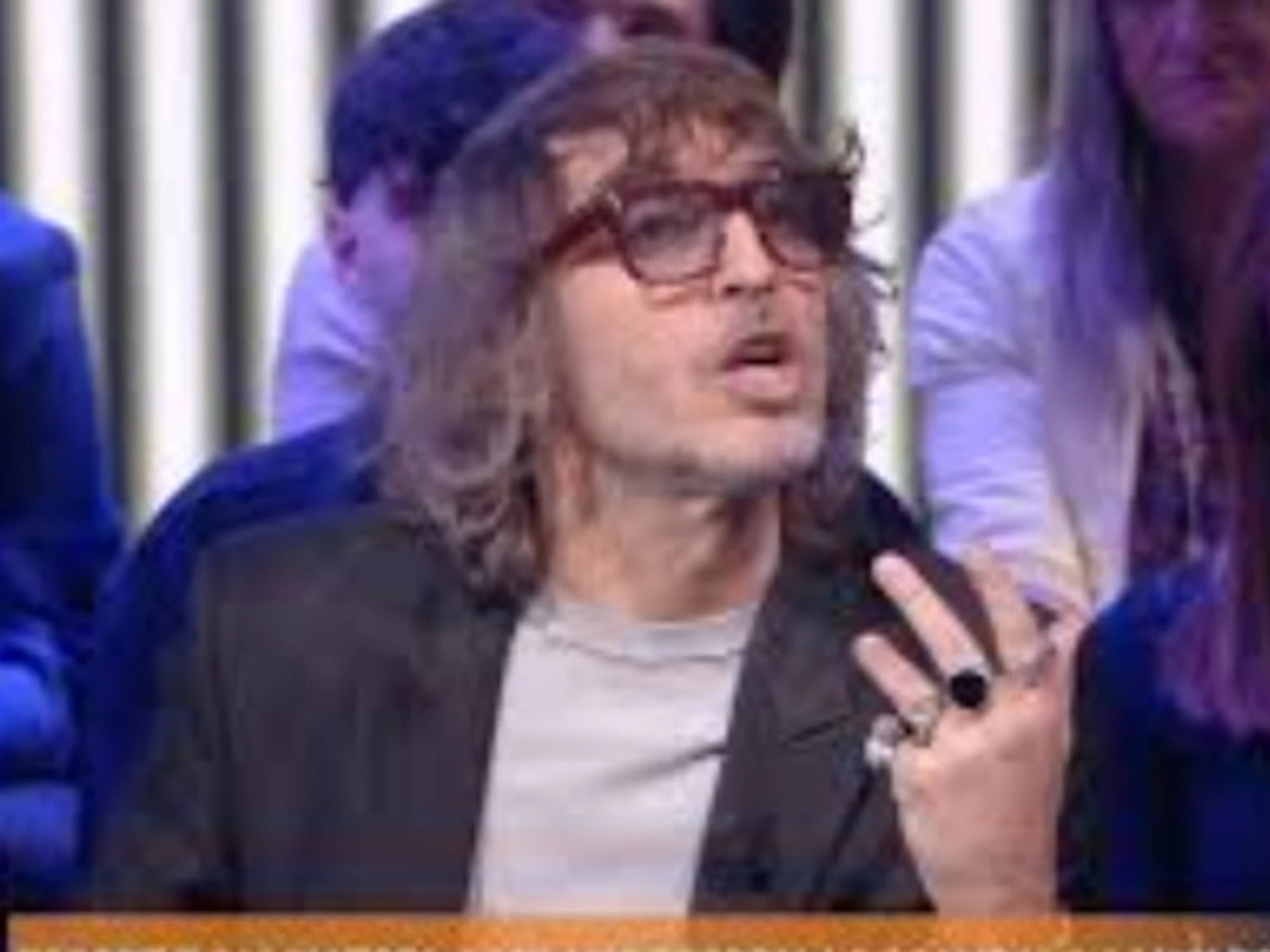 Dritto e Rovescio, la fucilata di Cruciani sul caso-escort: "Il vero male dell'Italia"