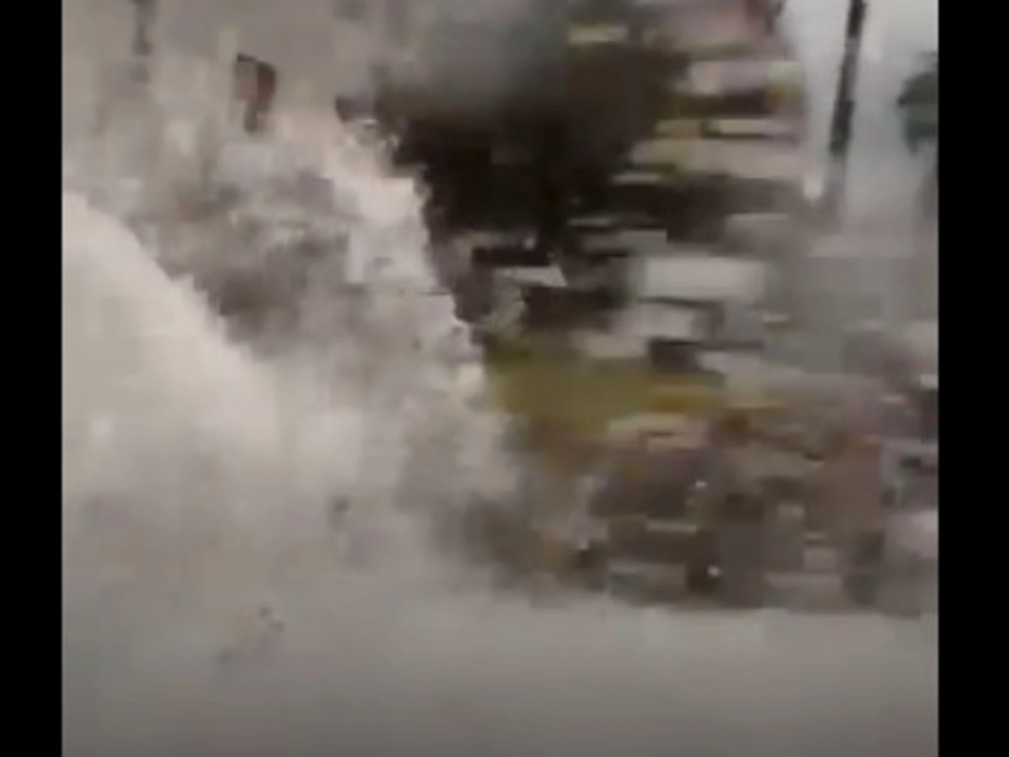 Ciclone Harry, l'onda anomala travolge in diretta il sindaco De Luca