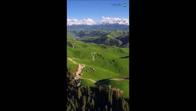 Cina, linea di trasmissione elettrica lunga 353 km attraverso i monti Tianshan