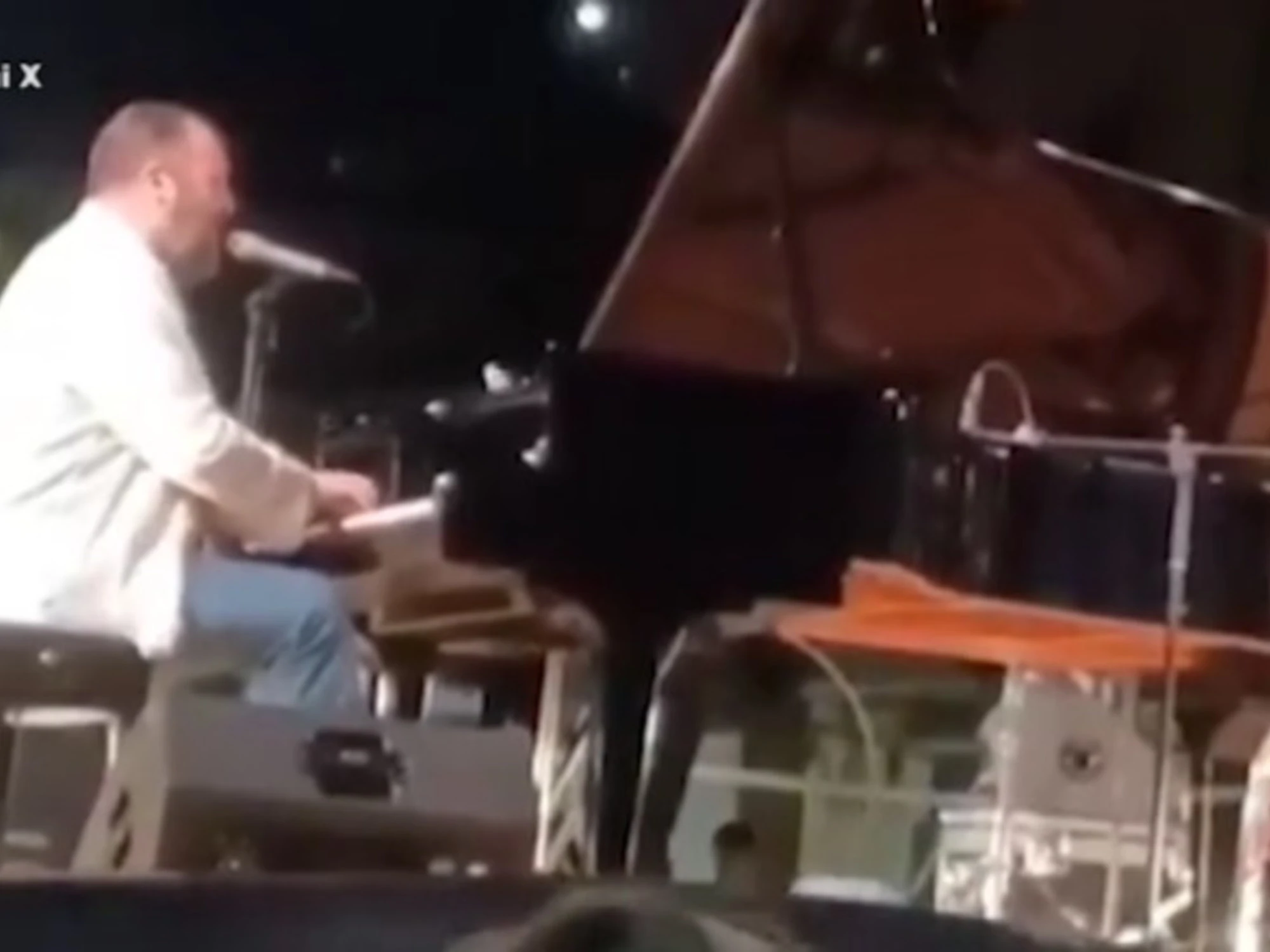 Gualazzi, tragedia sfiorata: crolla tutto al concerto