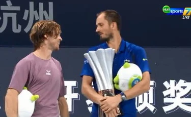 Medvedev sbeffeggia Rublev dopo la vittoria: "Mi spiace di aver servito così bene oggi"