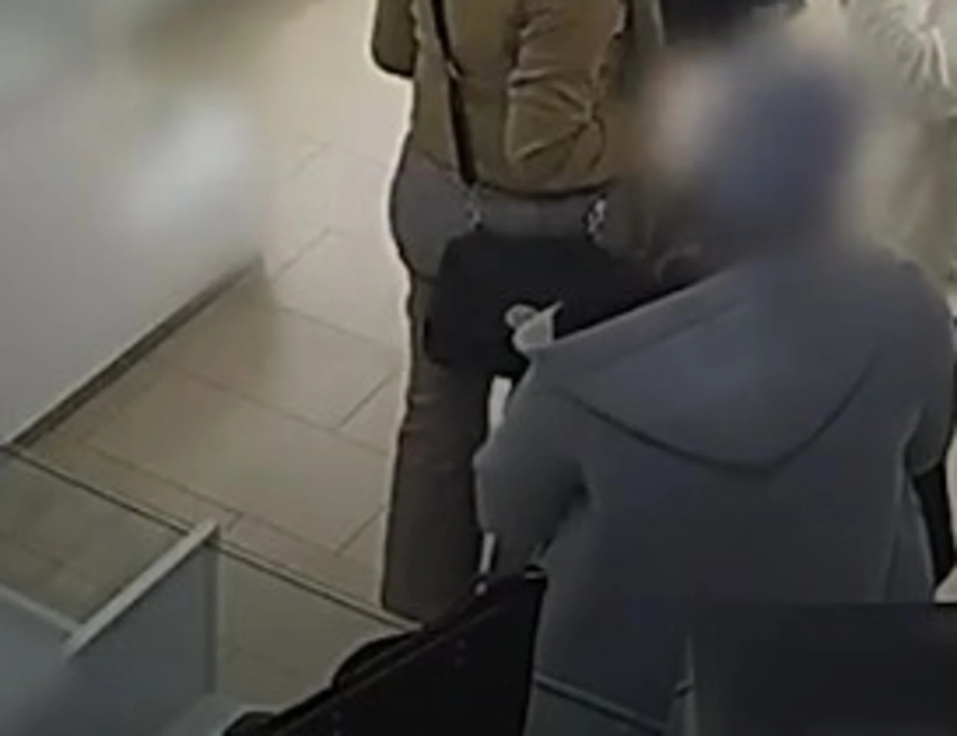 Roma, usa la "tecnica del velo" per borseggiare. Ma c'è un agente: finisce male