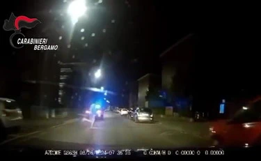 Rubano un'auto: scheggia impazzita a Livorno, speronamenti e incidenti