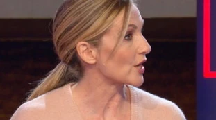 Selvaggia Lucarelli contro la 'sovranista' Lorella Cuccarini: "Matano maschilista? E Salvini e la bambola gonfiabile della Boldrini"