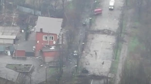 Battaglione Azov in azione, il contrattacco: l'inferno di Mariupol visto dal drone, immagini forti