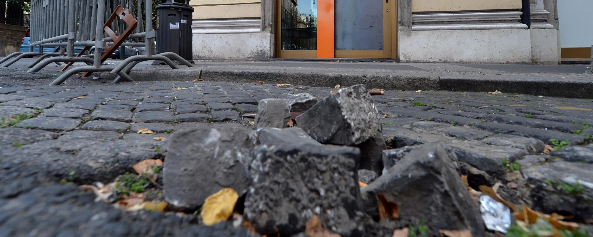 Lancia sanpietrini in testa e prova a fuggire all'estero, rintracciato: chi finisce in manette