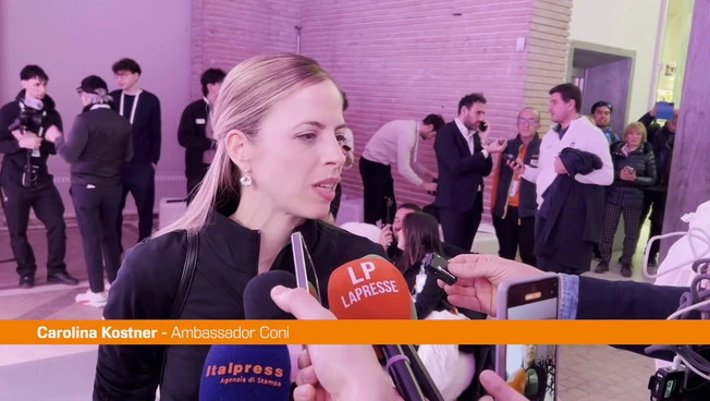 Carolina Kostner festeggia il bronzo del Team Event "Io un pò la loro mascotte"