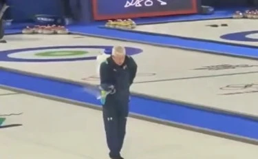 Milano-Cortina, delirio sul campo da curling: occhio al "nonno del ghiaccio"