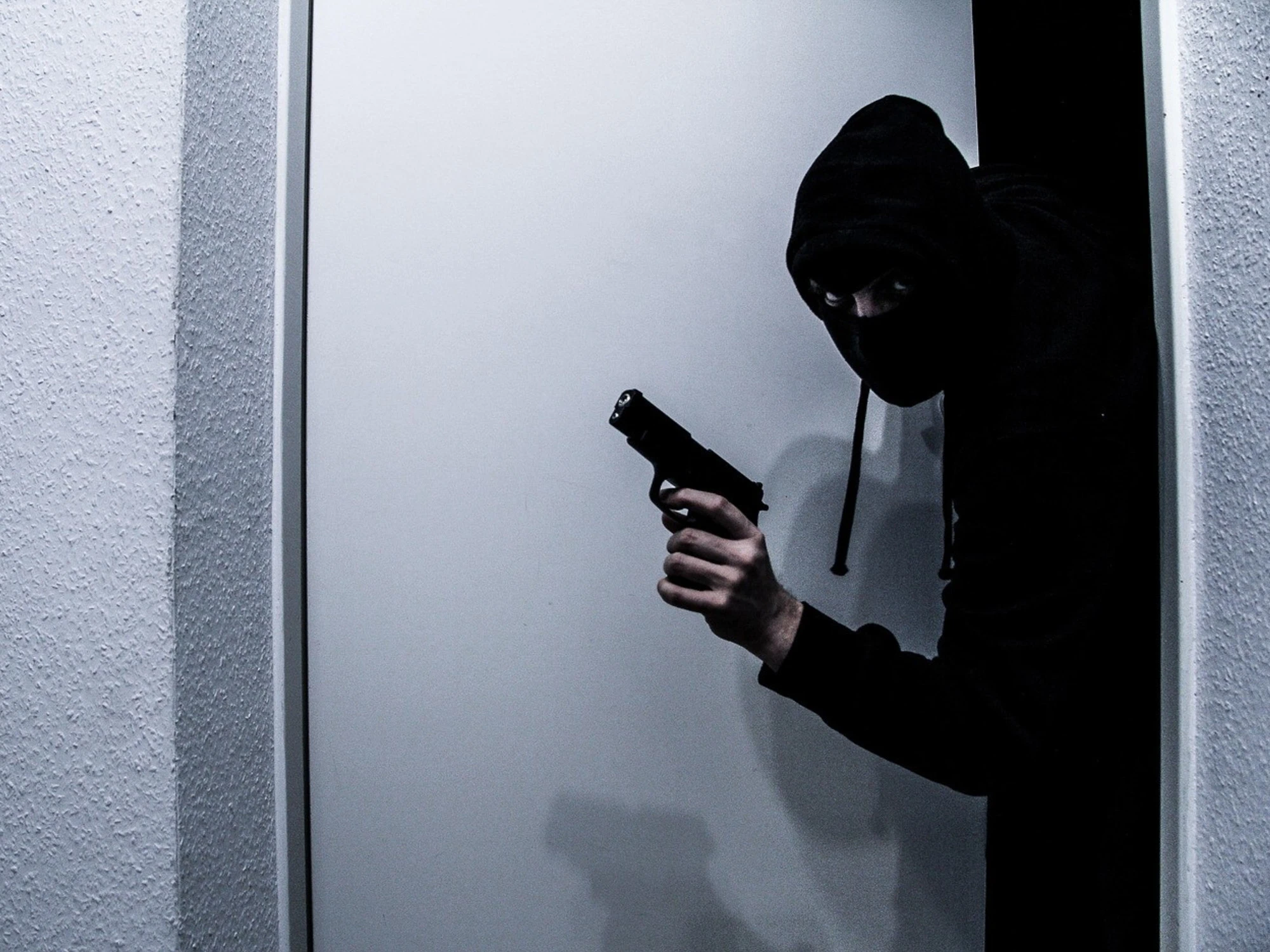 Liviu Apetrei trova i ladri in casa e li butta dal terrazzo