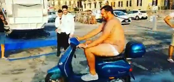 Mario Balotelli, la follia del tuffo in scooter? Si muove Matteo Salvini: "Da arrestare"