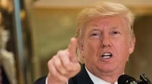 Donald Trump, il segno del tracollo: occhio ai capelli, come si presenta in conferenza stampa