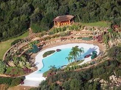 Berlusconi chiede 100mila euro di risarcimento per gli scatti rubati a Villa Certosa