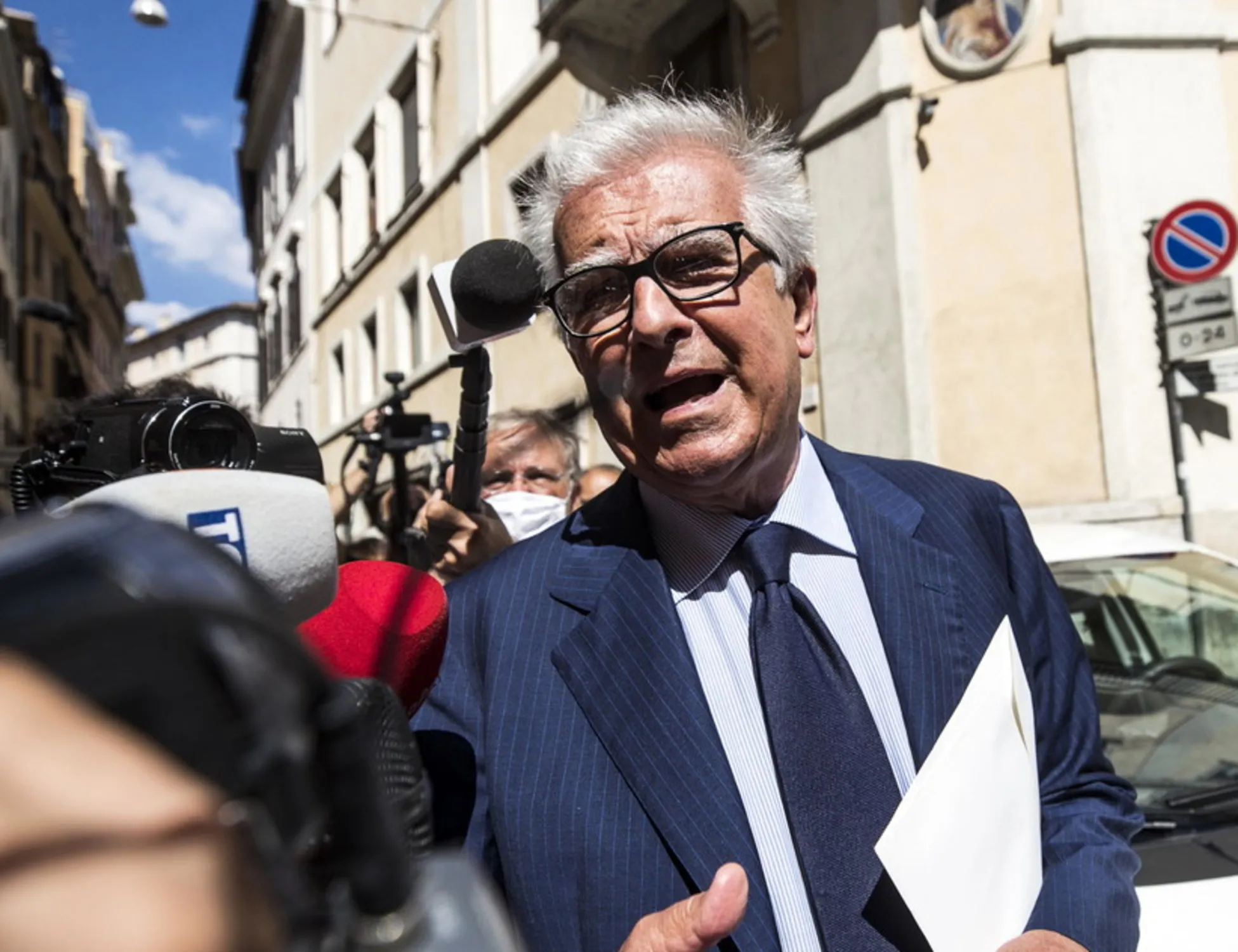 Leggi l'articolo: "Io resto con Caracciolo". Caos a sinistra