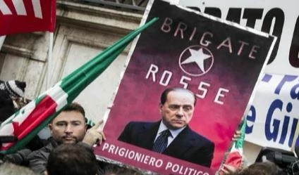 Berlusconi, striscione a Palazzo Grazioli: "E' colpo di Stato". Rimosso dalla polizia