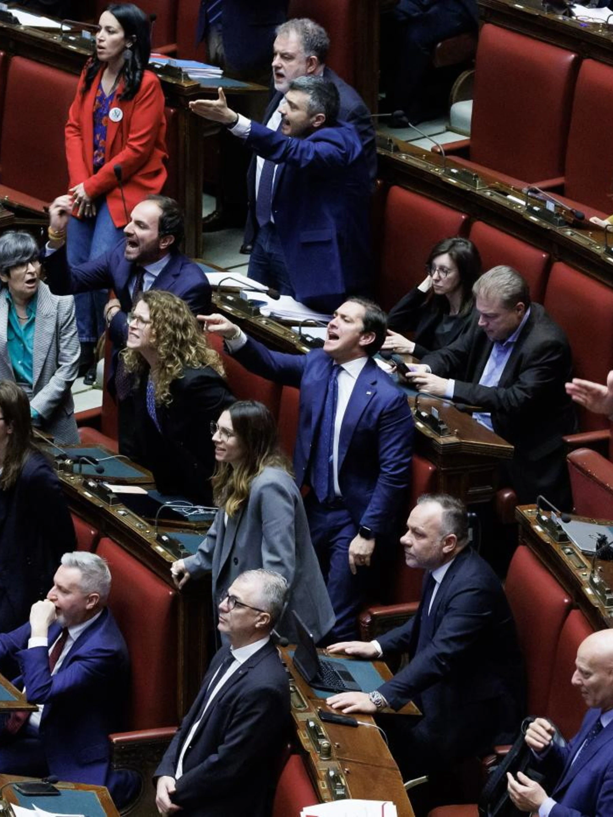FdI smaschera i "5 estremisti rossi" che siedono in Parlamento: "Ora sappiamo chi abbiamo davanti"
