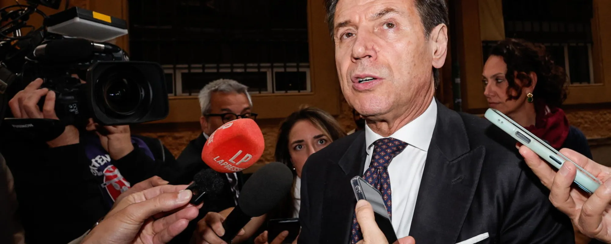 Leggi l'articolo: "Benissimo": Conte spregiudicato, ecco chi potrebbe "imbarcare"