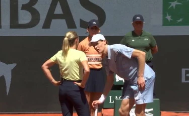 Sinner, Jim Courier perde il controllo in diretta: "Sono crampi, assurdo, non è giusto"