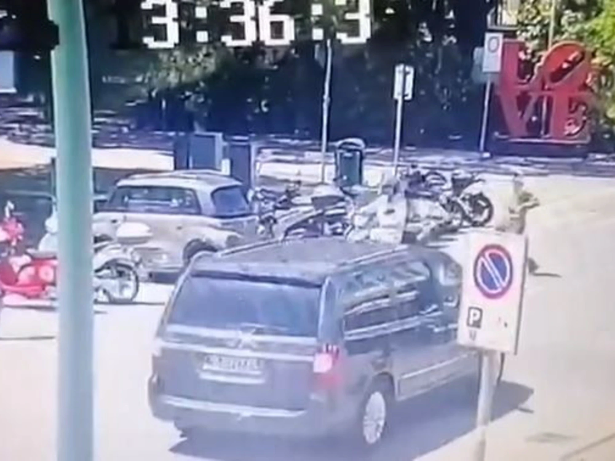 Forte dei Marmi, le strappano dal polso un orologio da 50mila euro, poi l'inferno sull'A1