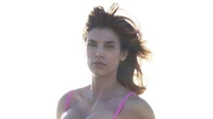 Elisabetta Canalis, bikini troppo piccolo? Occhio, esplode il décolleté: l'ultima foto incendiaria