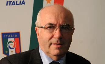 Tavecchio, lo schiaffo ad Antonio Conte: "Se muore un Papa..."