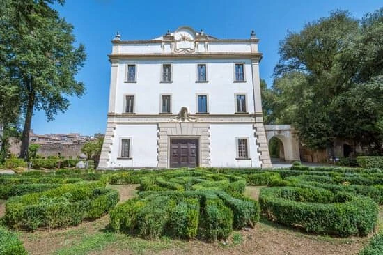 Morgan, Vittorio Sgarbi gli trova casa in 24 ore. Clamoroso, dove lo "sistema": roba da re
