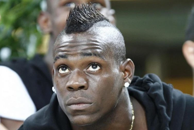 La polizia chiede i documenti a Balo. Lui: &quot;Non avete altro da fare?&quot;