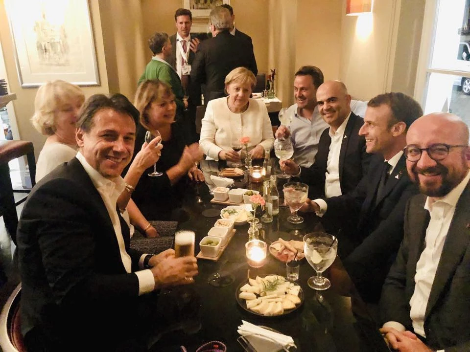 Giuseppe Conte, la foto a Bruxelles che fa imbestialire i grillini: beve una birra con Macron e Merkel