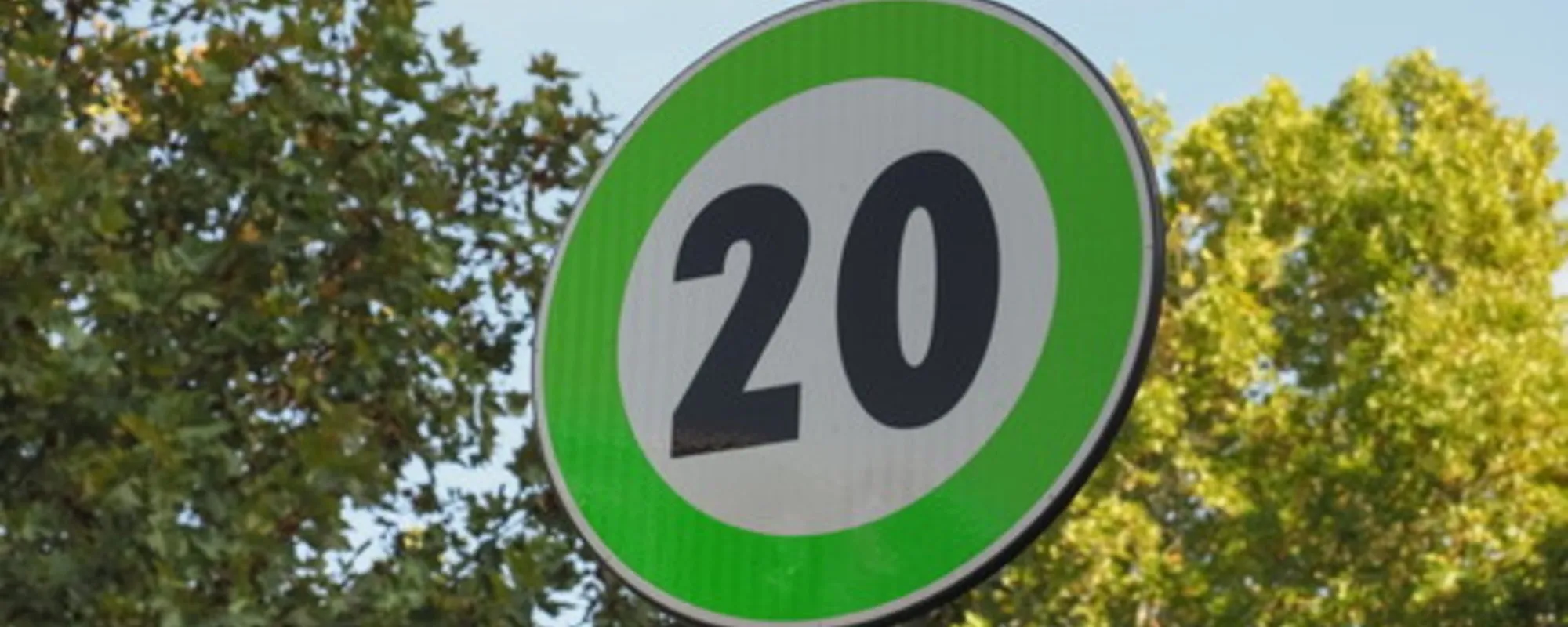 Cartelli stradali col bordo verde: cosa significano e dove sono