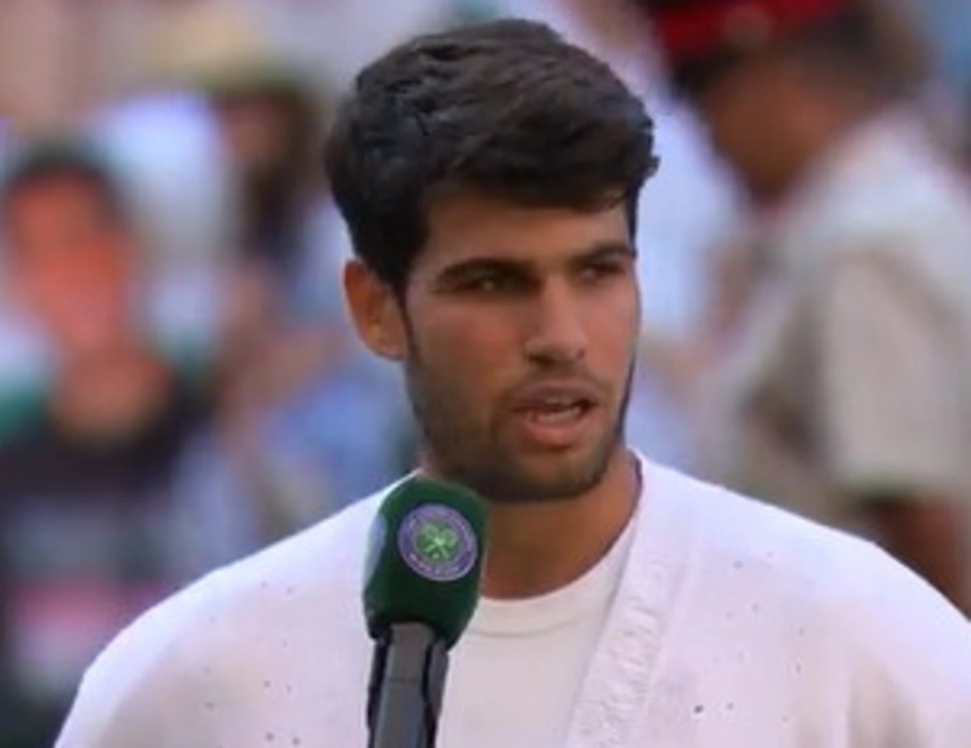 Wimbledon, cala il gelo in campo: cosa urlano a Carlos Alcaraz