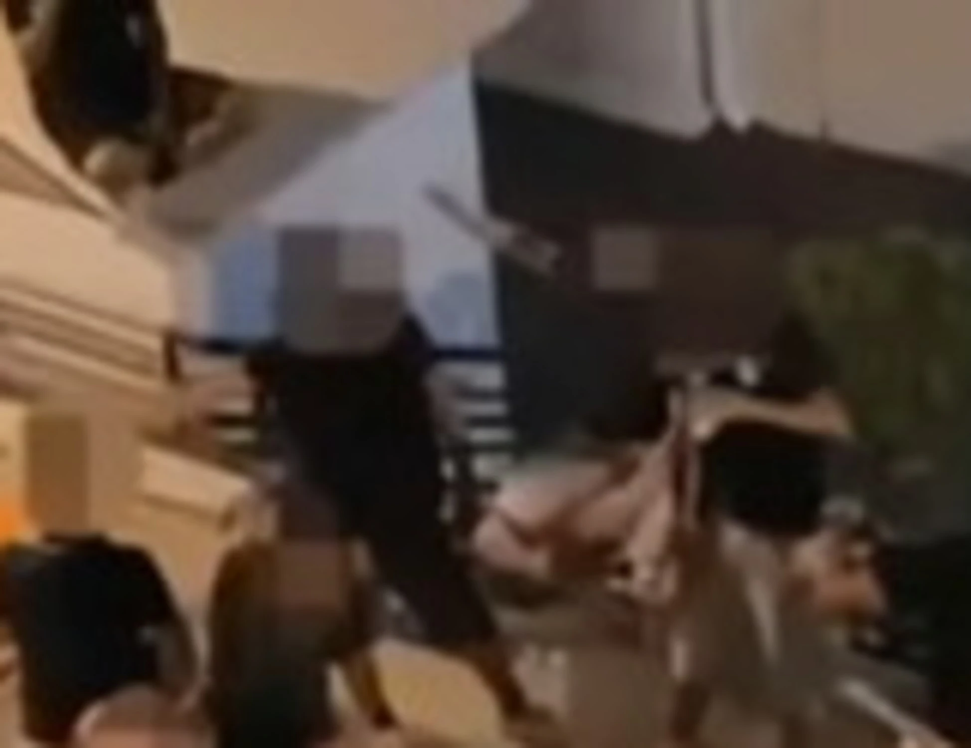 Pesaro, 150 maranza devastano uno stabilimento balneare: il video del raid