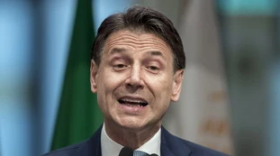 Giuseppe Conte e la nuova sede M5s: 12mila euro al mese, ma non ci sono le sedie. Grillini col tavolo da campeggio