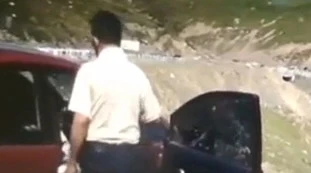 Cina, parcheggia sul dirupo ma scorda il freno a mano: famiglia a bordo, l'auto vola nel vuoto. Immagini forti