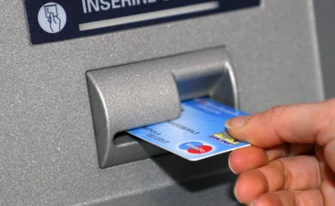 Bancomat, scordi lo scontrino? Occhio: ti svuotano il conto