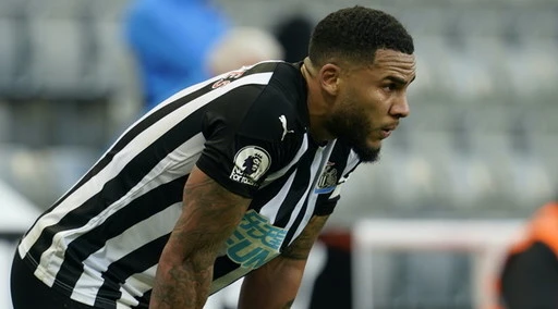 Coronavirus, calciatori del Newcastle con "vomito, piaghe e ulcere": malati da un mese, i casi che sconvolgono l'Inghilterra