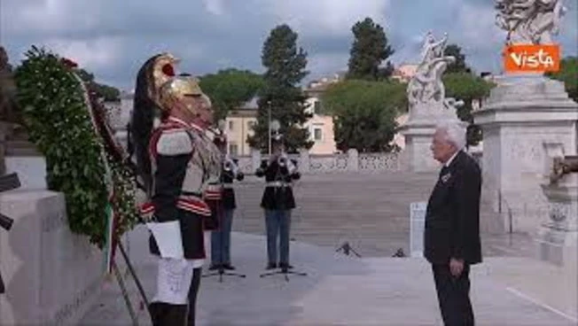 Il passaggio delle Frecce Tricolori sopra l'Altare della Patria per la Festa della Repubblica