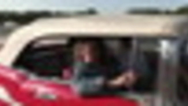Parigi, oltre 600 auto d'epoca sfilano da Vincennes
