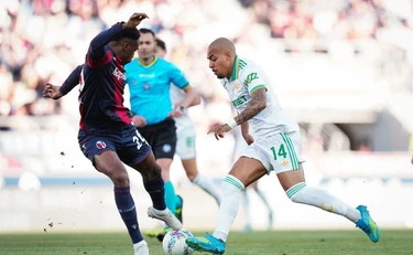 Serie A, la Roma passa a Bologna e mette pressione a Milan e Juve